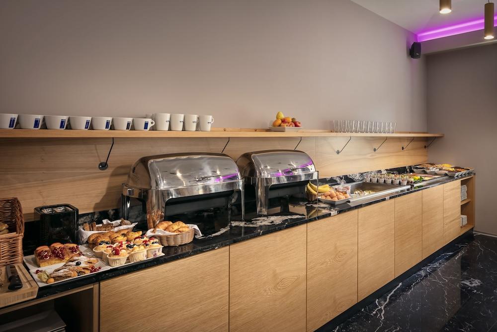 Moods Charles Bridge Hotel Прага Екстериор снимка